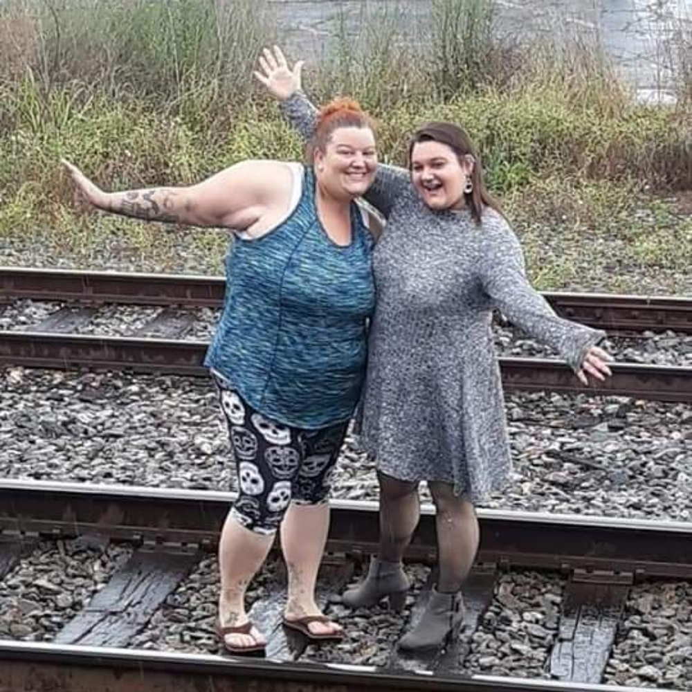 Meet your Poshers, Cassie & Phayth